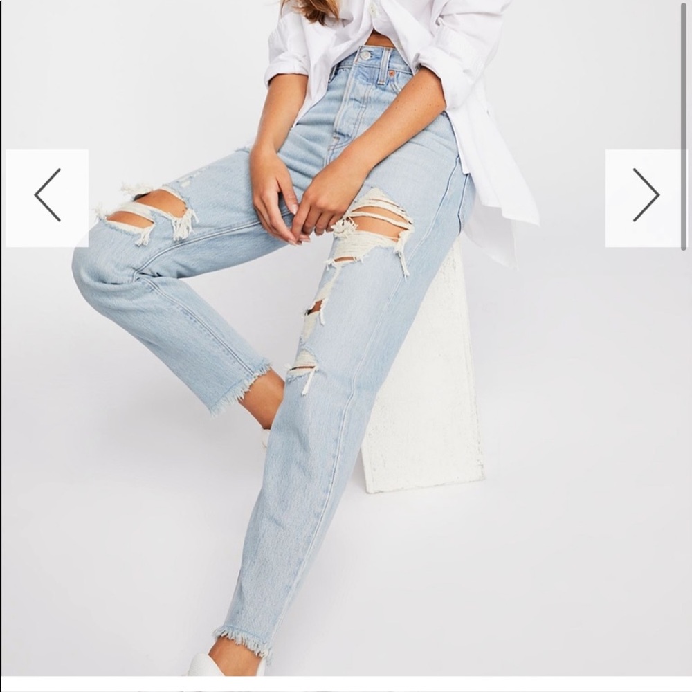 Levi’s Classic Wedgie distressed light wash Size 25